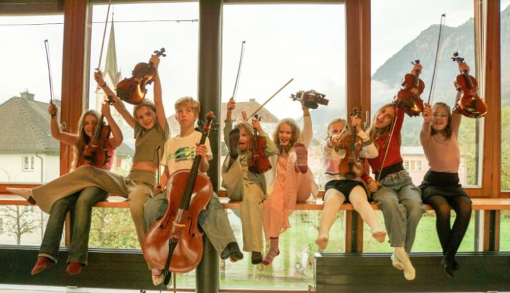 Druschauna Fiddler - Junge Musiker mit Geigen