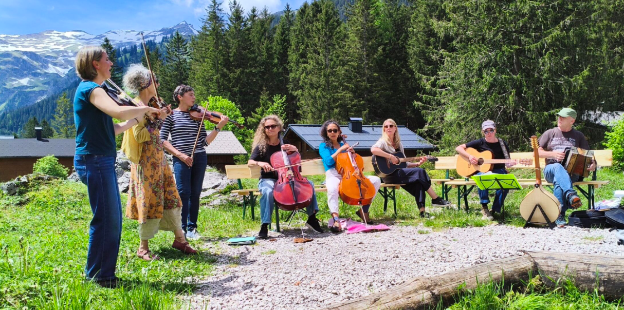 Druschauna Folkestra beim Musizieren in den Bergen